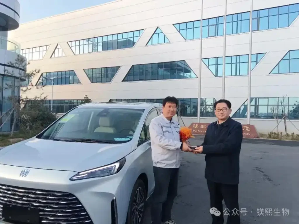 Messi Biology Rewards Sales Champion Manager Wu with a Luxury Buick MPV 02